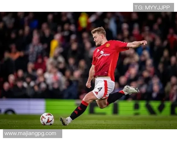 德里赫特谈曼联本赛季目标力争重返欧冠展现球队进步与提升潜力